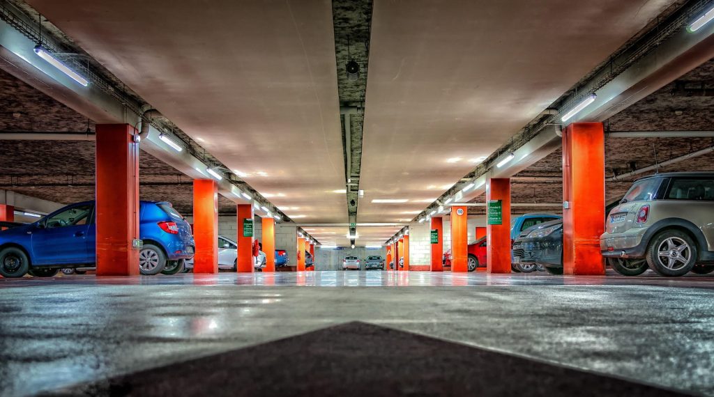 Parking souterrain avec des voitures garées
