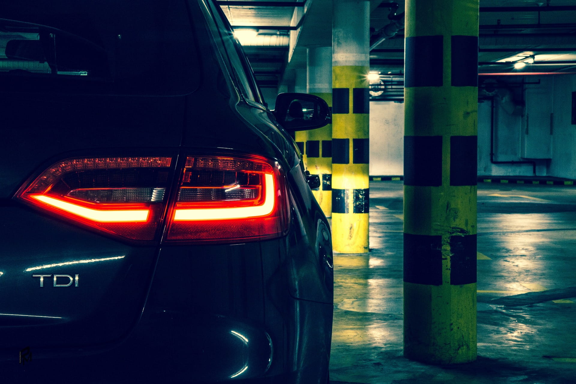 parking souterrain avec vue arrière sur une voiture