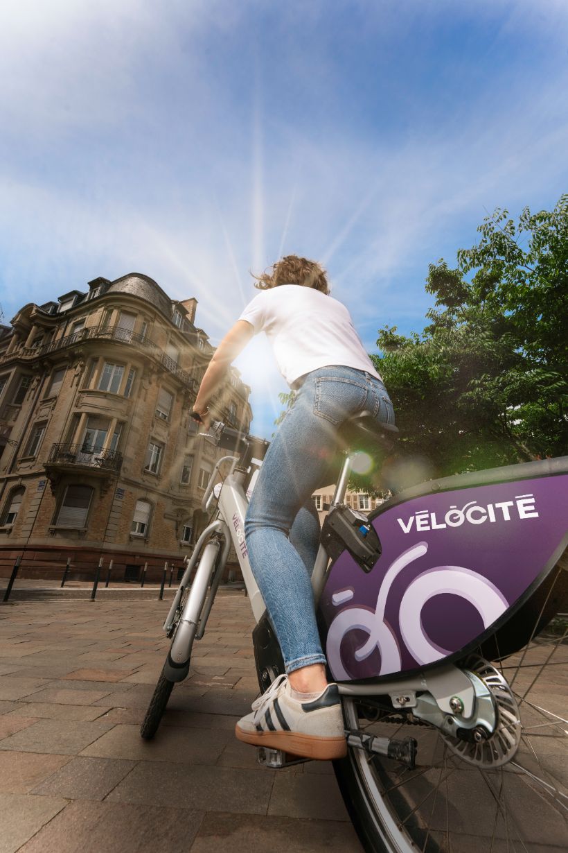 Femme sur un vélocité roulant à Mulhouse